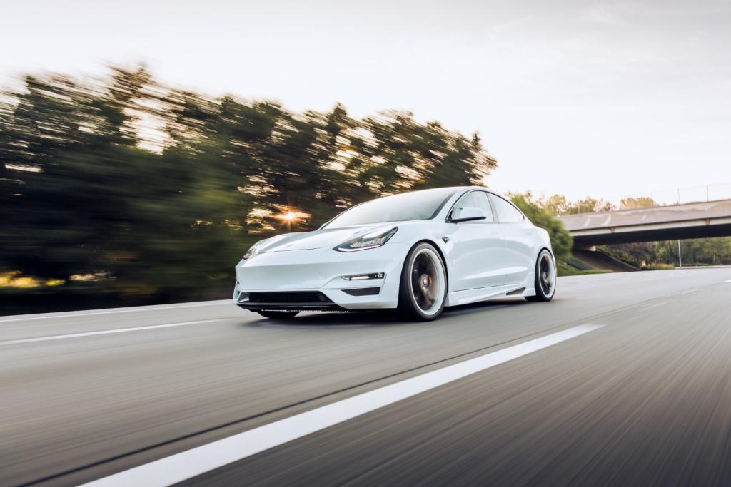 Tesla Y nabízí luxusní jízdu plnou technologií a bezpečí